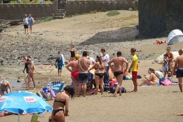 Una mujer se siente indispuesta en la playa de Salinetas y es evacuada en una ambulancia del SUC (Foto TA)